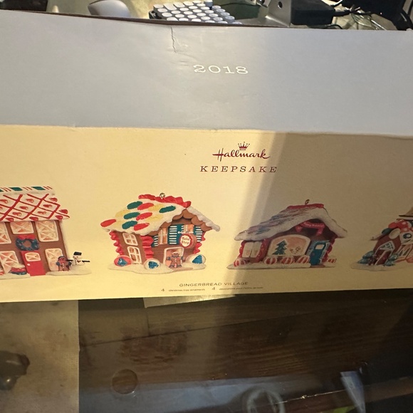 HALLMARK Keepsake 2018 GINGERBREAD VILLAGE Set Of 4 Houses CHRISTMAS ORNAMENTS - Picture 5 of 6